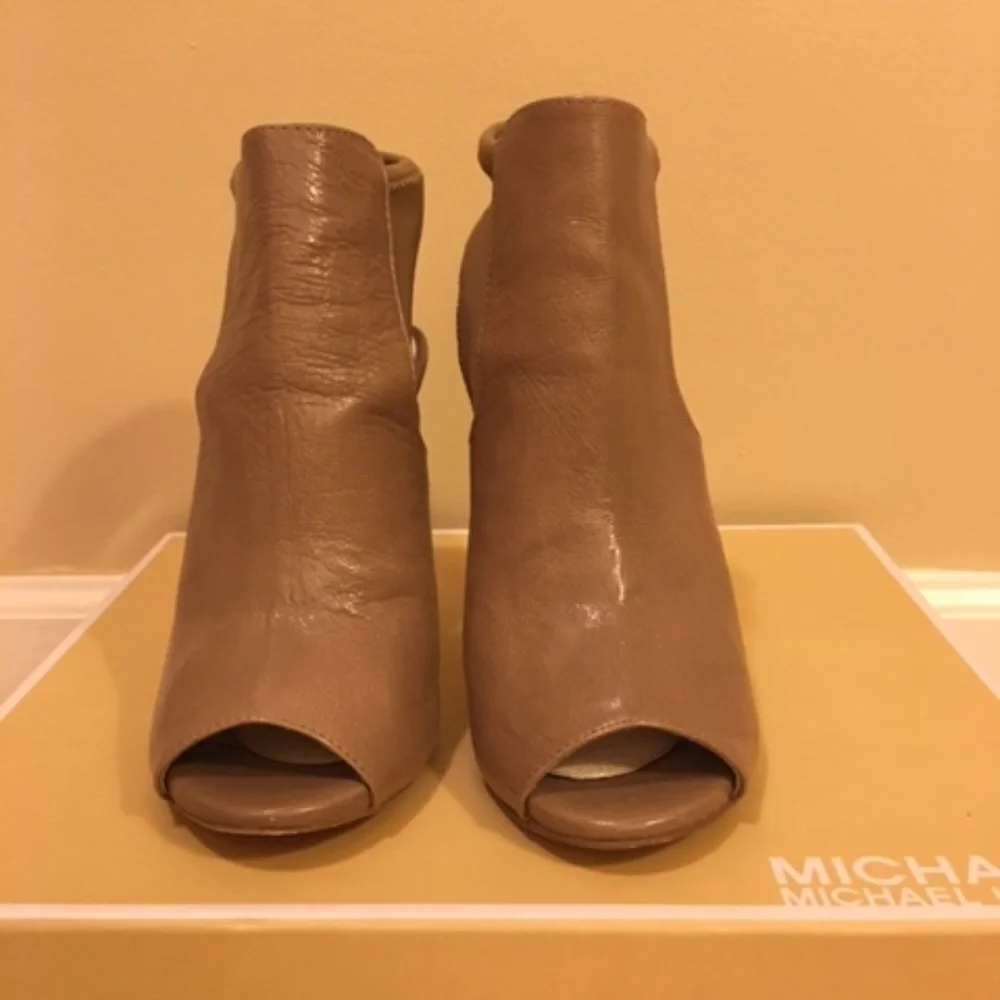 Michael Kors Leather Tonne Booties Taupe - Picture 3 of 5